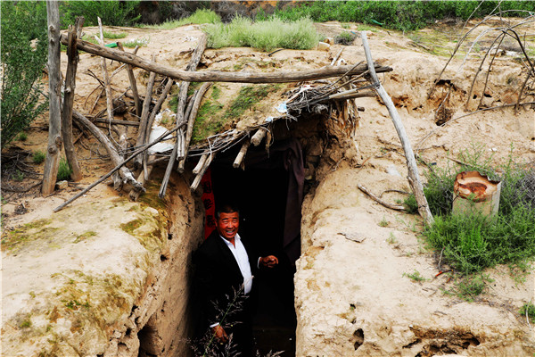 王银吉和父亲在沙漠里居住的地窝子,一半在地上,一半在地下,犹如